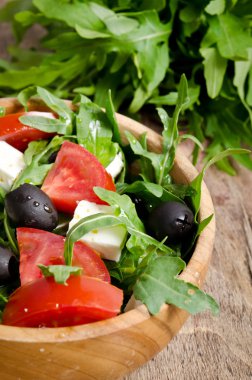 bir ahşap salata tabağı masanın üzerine Yunan salatası