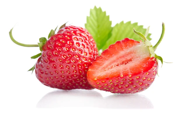 Fresas dulces rojas aisladas sobre fondo blanco —  Fotos de Stock