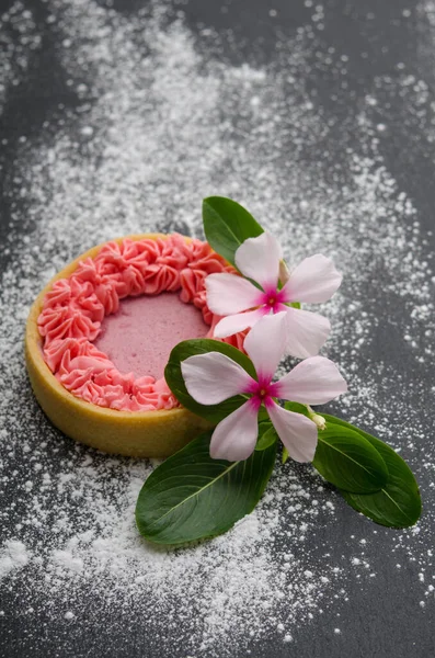 케익이요 꽃꽂이는 꽃이다 가루를 — 스톡 사진