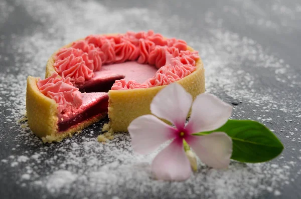 Cream Cake Cut Piece Nearby Lies White Flower Composition Black — Foto Stock