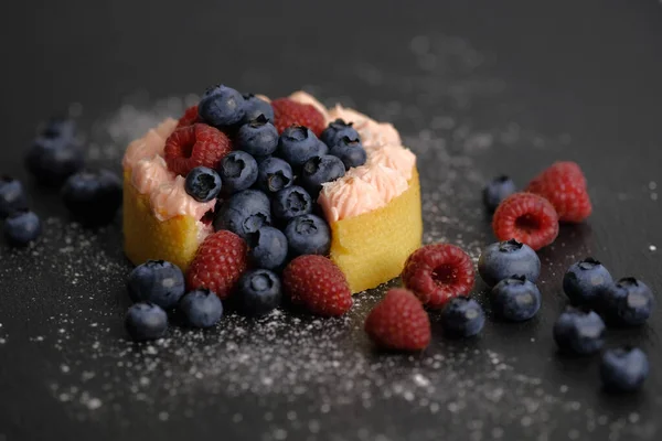 Torta Bogyókkal Ízletes Tartályok Lédús Bogyókkal Áfonyával Málnával Gyümölcsös Desszert — Stock Fotó