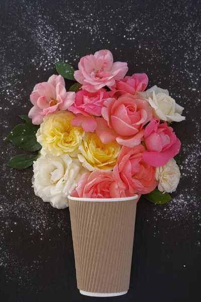 Buquê Rosas Flores Num Copo Composição Flores — Fotografia de Stock