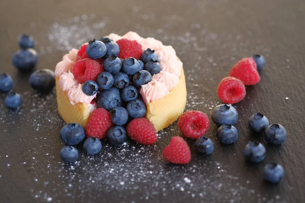 Pastel Con Bayas Sabrosos Tartaletas Con Bayas Jugosas Arándanos Frambuesas Imagen De Stock