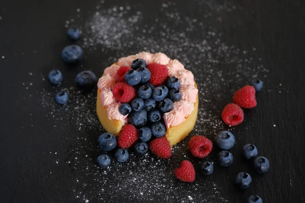 Bolo Com Bagas Tartes Saborosas Com Bagas Suculentas Mirtilo Framboesa — Fotografia de Stock