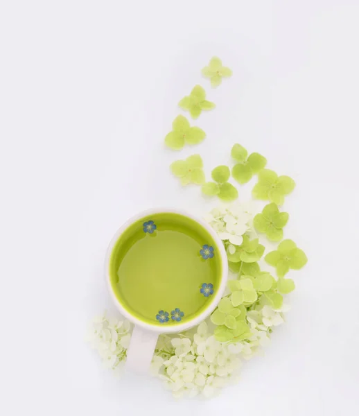 Grüner Tee Einer Fayence Tasse Blätter Weiße Blumen Stillleben — Stockfoto