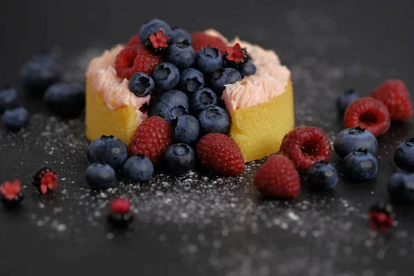 Torta Bogyókkal Ízletes Tartályok Lédús Bogyókkal Áfonyával Málnával Gyümölcsös Desszert Stock Fotó