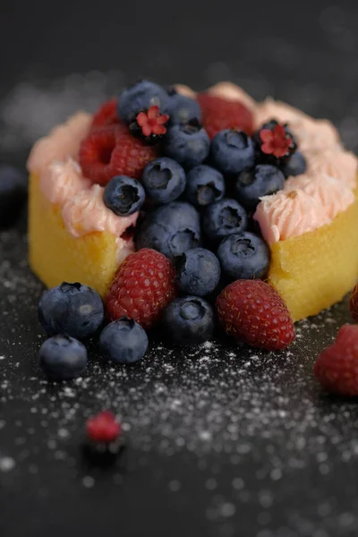 Torta Bogyókkal Ízletes Tartályok Lédús Bogyókkal Áfonyával Málnával Gyümölcsös Desszert Stock Kép