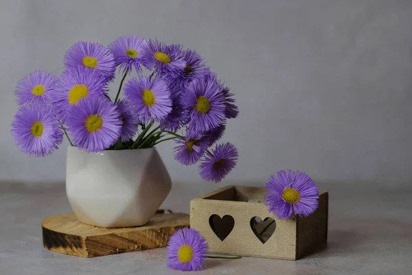 Bouquet Purple Daisies White Vase Wooden Stand Wooden Box Heart — Stock Photo, Image