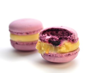 Lezzetli kurabiyeler beyaz bir tepside yatıyor. Tatlı. Pastalar. İkram.