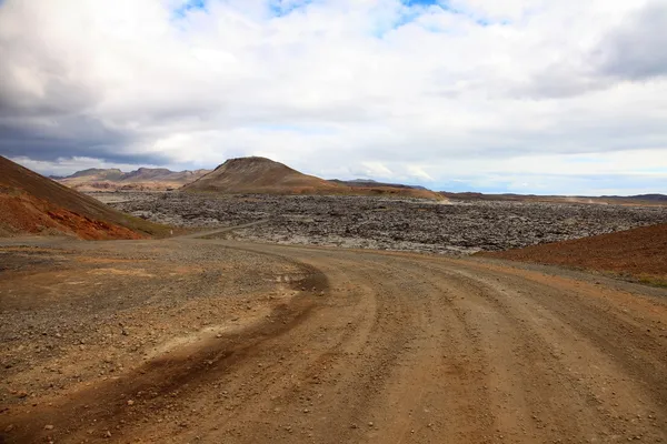 Camino y campo volcánico — Foto de Stock