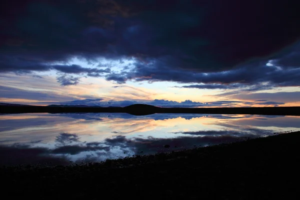 Pôr do sol em um pequeno lago na Islândia — Fotografia de Stock