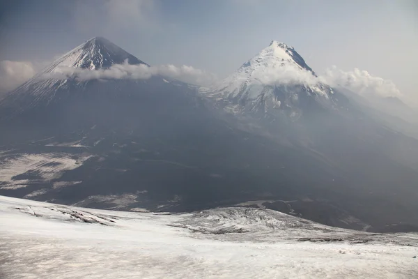 Volcán Kluchevskoy y la montaña de Kamen . — Foto de Stock