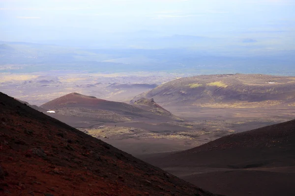スコリア フィールドと tolbachinskiy 火山の近くの円錐形. — ストック写真