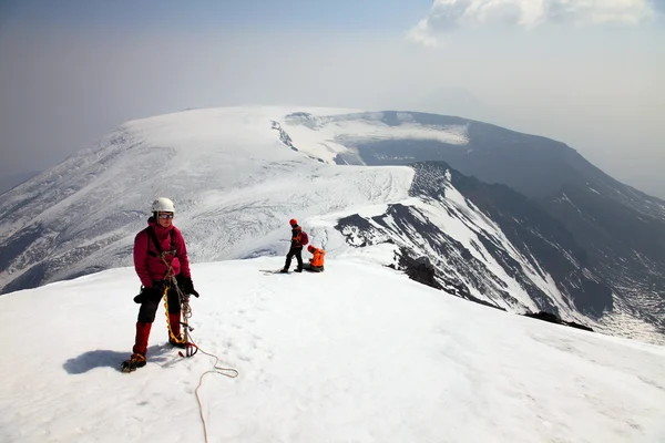 Alpinist on the top of Ostriy Tolbachik volcano. — Stock Photo, Image