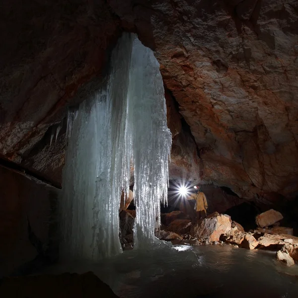 Caver nella grotta di Dachstein Mammut . — Foto Stock