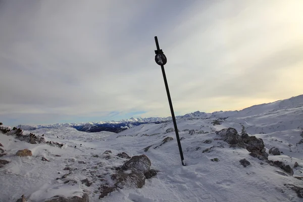 Repère sur le plateau montagneux Dachstein-Krippenstein . — Photo