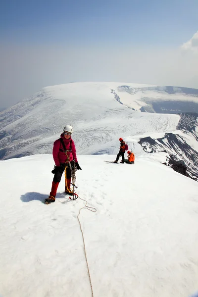 Alpinista en la cima del volcán Ostriy Tolbachik . — Foto de Stock