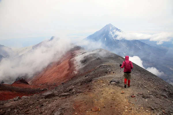 Alpinista no topo do vulcão Avachinskiy . — Fotografia de Stock