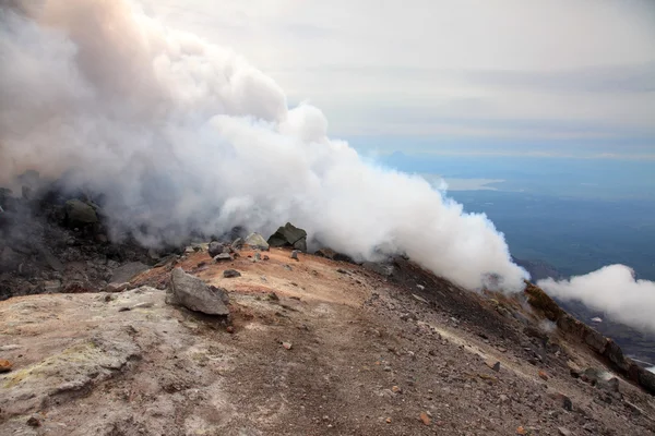 Fumarole auf dem Gipfel des Awatschinski-Vulkans. — Stockfoto