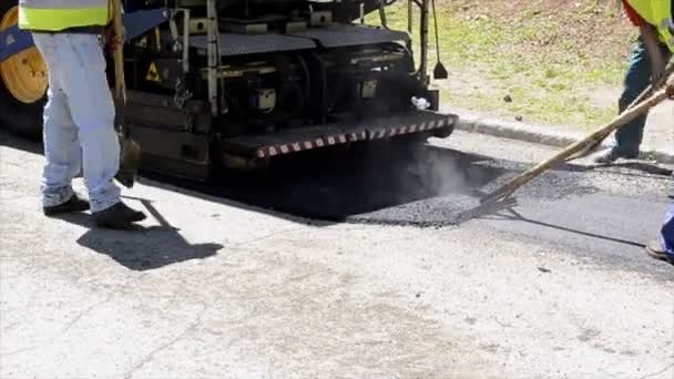 Raking hot asphalt — Stock Video