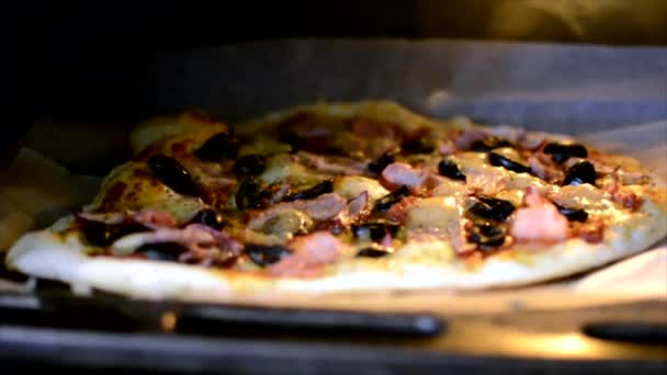 Pizza no forno — Vídeo de Stock