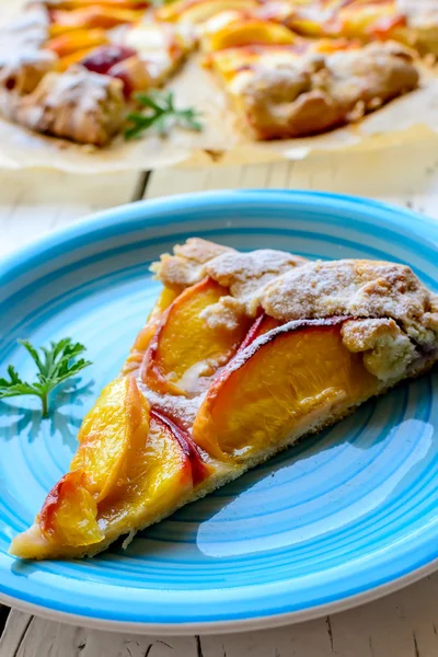 Сельский персиковый пирог — стоковое фото