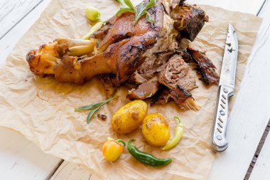 Kızarmış domuz budu.