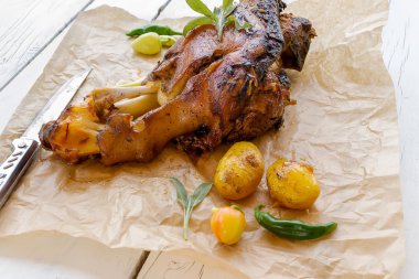 Kızarmış domuz budu.