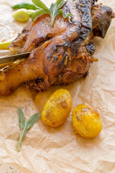 Kızarmış domuz budu.