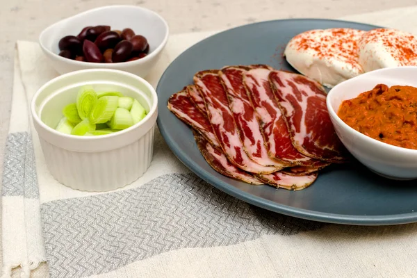 Teller Mit Bulgarischer Salami Babek Käse Und Chutney Für Sandwich — Stockfoto