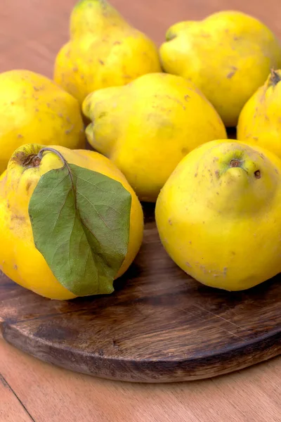 Hög Med Färska Och Saftiga Quinces Ett Brunt Träbord — Stockfoto