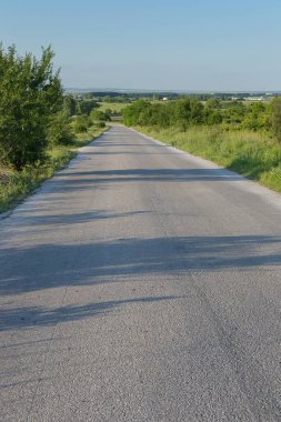 Kırsalda açık bir yolda çekilmiş.