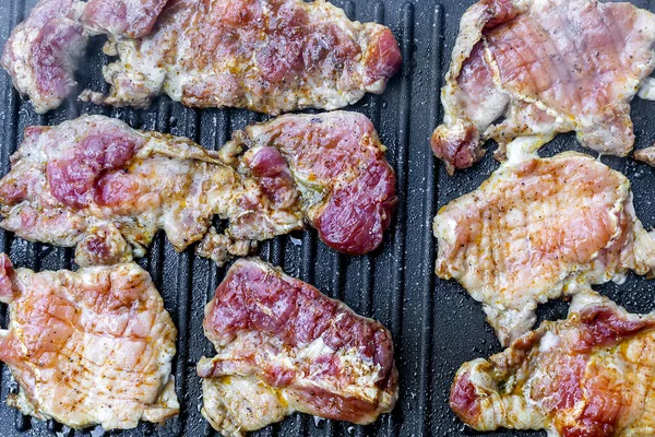 Saftige Schweinenackensteaks Auf Teflon Grill — Stockfoto