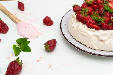 Üstünde çilek olan ev yapımı Pavlova pastası. Tatlı yemek.