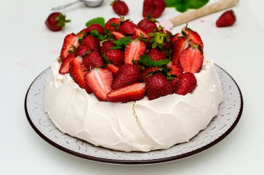 Üstünde çilek olan ev yapımı Pavlova pastası. Tatlı yemek.