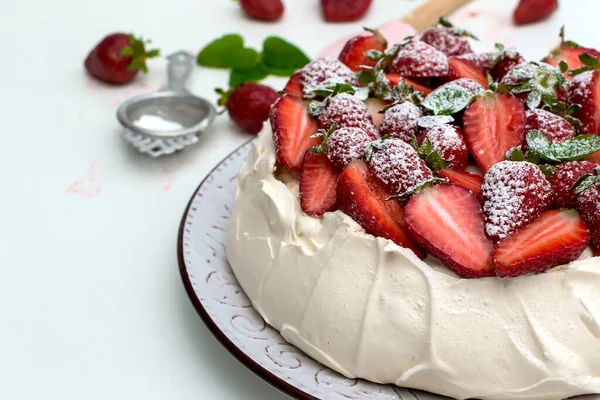 Üstünde çilek olan ev yapımı Pavlova pastası. Tatlı yemek.