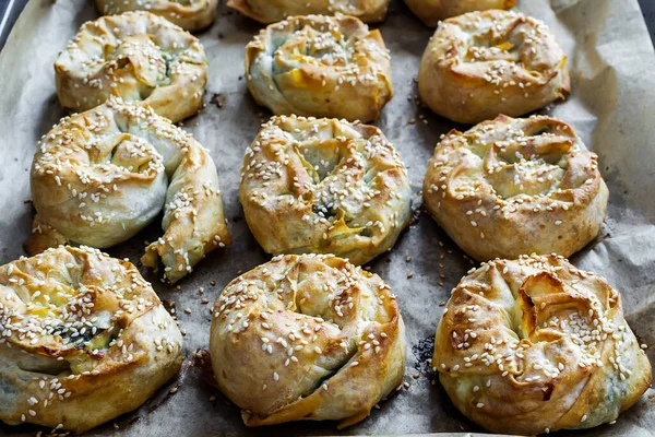 Gedrehte Pasteten Mit Dock Und Weißkäse Der Pfanne Gebacken — Stockfoto