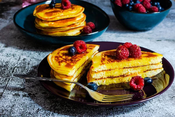 Leckere Pfannkuchen Aus Nächster Nähe Mit Frischen Beeren Und Honig — Stockfoto