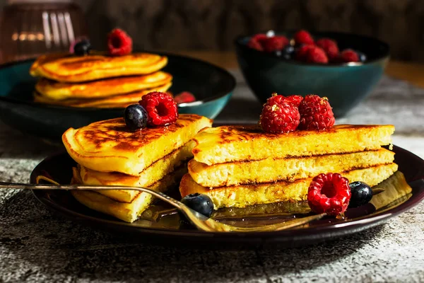 Leckere Pfannkuchen Aus Nächster Nähe Mit Frischen Beeren Und Honig — Stockfoto