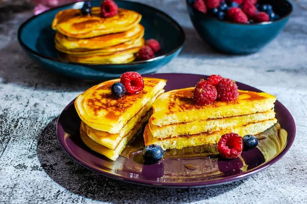 Leckere Pfannkuchen Aus Nächster Nähe Mit Frischen Beeren Und Honig — Stockfoto