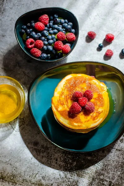 Deliciosos Panqueques Cerca Con Bayas Frescas Miel —  Fotos de Stock