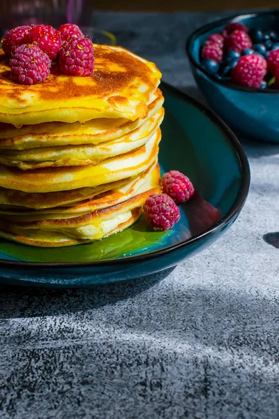 Leckere Pfannkuchen Aus Nächster Nähe Mit Frischen Beeren Und Honig — Stockfoto