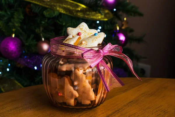 木製テーブルの上のおいしいクリスマスのクッキー プレートのビューをクローズ アップ — ストック写真