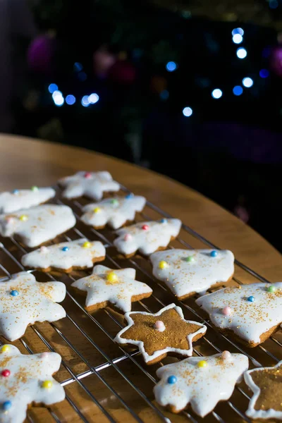 木製テーブルの上のおいしいクリスマスのクッキー プレートのビューをクローズ アップ — ストック写真