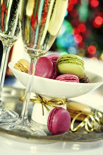 Macarrones coloridos y champán — Foto de Stock