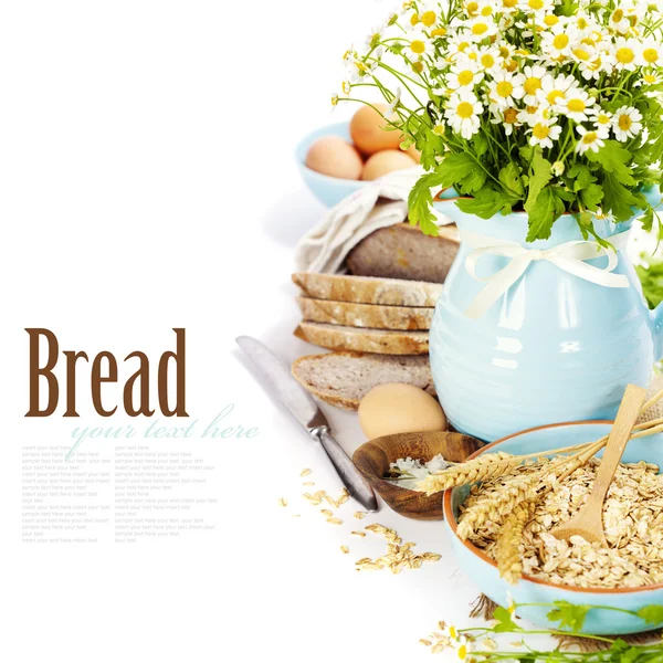 Pão, ovos, aveia e flores — Fotografia de Stock