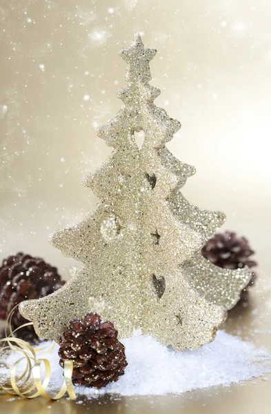 Árbol de Navidad de oro y conos —  Fotos de Stock