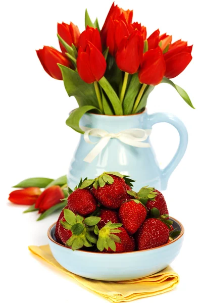 Erdbeere und Strauß Blumen — Stockfoto