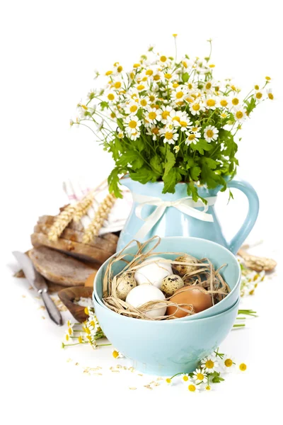 Bröd, ägg, havre och vas med blommor — Stockfoto