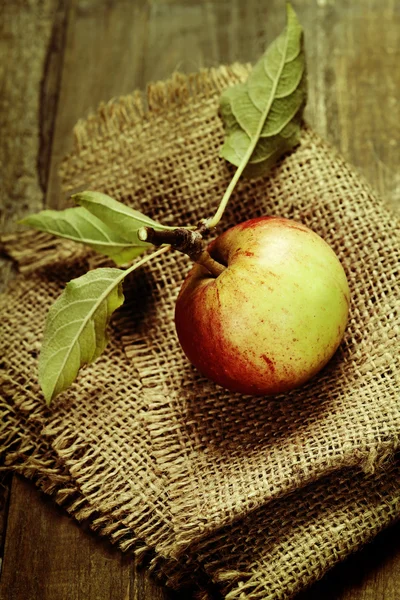 Äpple på bordet — Stockfoto